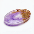 Ein ovales Resin-Tablett, das mit der Silikonform für Resin Art (AM1120) aus FLEURY Resin hergestellt wurde. Es hat eine lila und weiß marmorierte Mitte und goldene Glitzerakzente auf einer Seite, die auf einem weißen Hintergrund dargestellt sind.