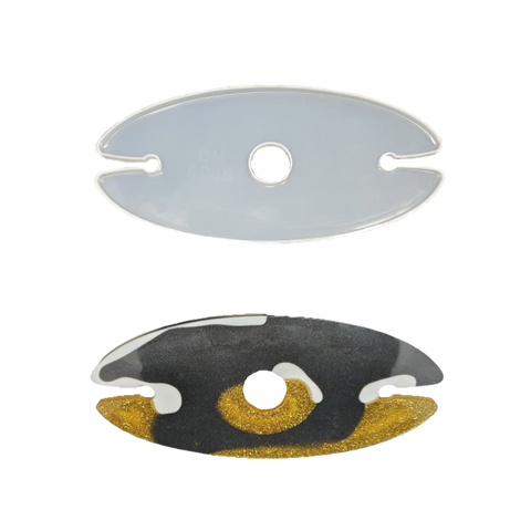 Ein Paar ovale Perlen mit gelbem und schwarzem Design aus der Silikonform für Resin Art (AM636) von FLEURY.