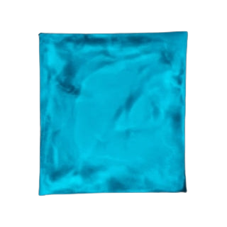 Ein FLEURY Resin Leuchtpigment Blau-Grün (50g) Eiswürfel auf schwarzem Hintergrund.