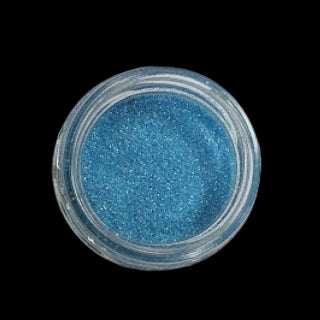 Ein glitzerndes hellblaues fluoreszierendes Pulver (S0506, 50 ml) auf schwarzem Hintergrund.