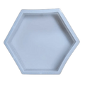 Ein weißes sechseckiges Tablett Silikonform für Resin Art (AM2320) von FLEURY auf schwarzem Hintergrund.