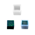 Ein weißer, grüner und blauer Silikonform für Resin Art (AM132-20) Würfel auf schwarzem Hintergrund von FLEURY.