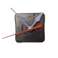 Die FLEURY-Uhr auf schwarzem Hintergrund mit roter Nadel ist das Uhrwerk zu Silikonform (AM1562-Uhrwerk).